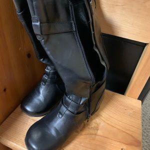 Milano kids tall black boats with inside zipper and buckles